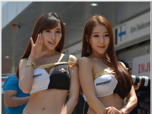 [T포토 l] 레이싱모델 최은하의 애교와 엄지아의 미소