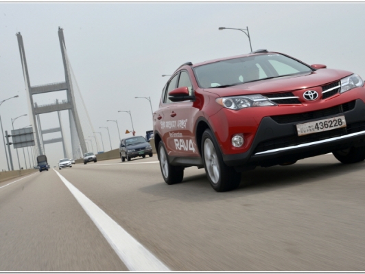토요타, RAV4로 소형 SUV시장에 도전장