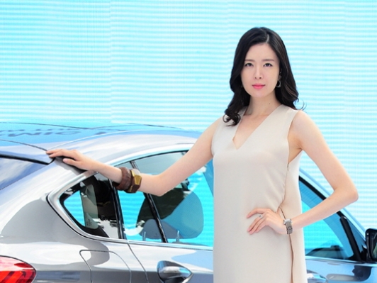 [T포토] 이수경 'BMW 뉴 5시리즈 보다 빛나네~'