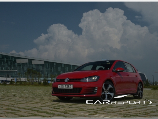 [시승기] 7세대까지 진화한 해치백의 전설, 골프 GTI