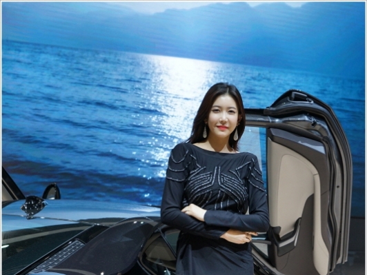 [포토]서울모터쇼 레이싱모델 지호진,늘씬한 다리~섹시한 눈빛으로~