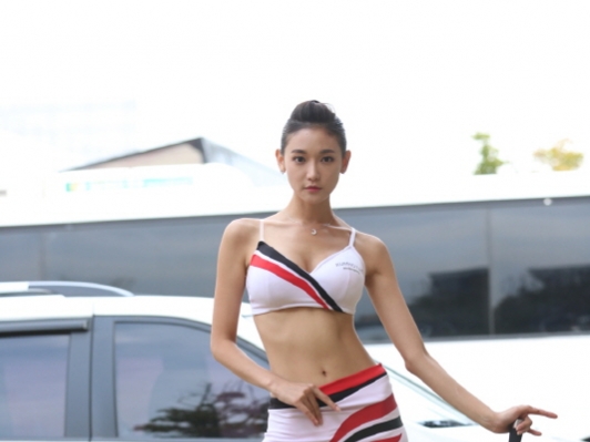 [T포토]금호타이어 레이싱 모델 ‘문가경’ 애교살 많은 눈웃음으로…