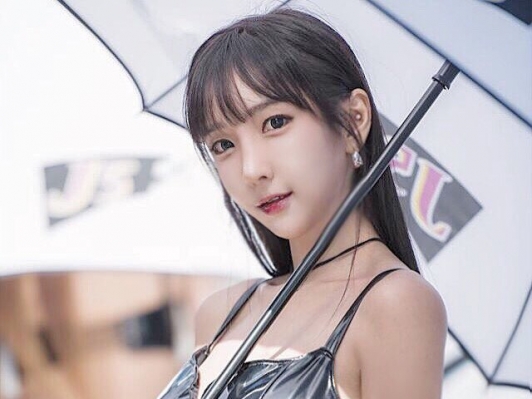 [포토]레이싱 모델 김민아, 볼륨감있는 몸매로 시선 강탈!