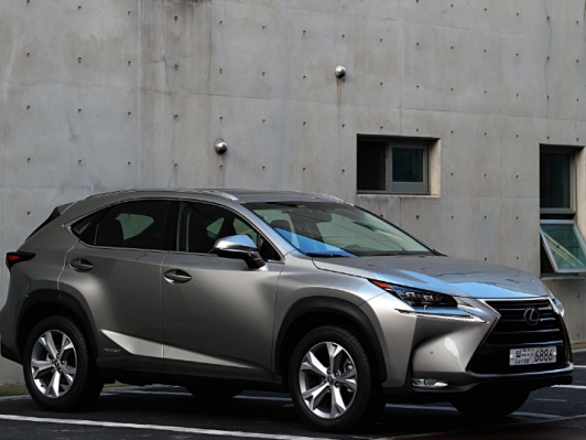 ES300h와 NX300h로 렉서스 하이브리드 위상 굳히기