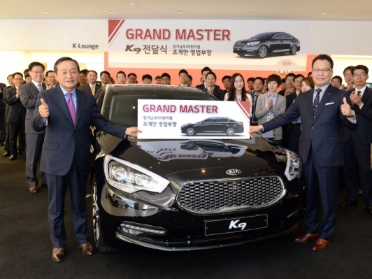 기아차 조계만 영업부장, ‘장기판매 명예 포상제도’ 통해 k9 전달!
