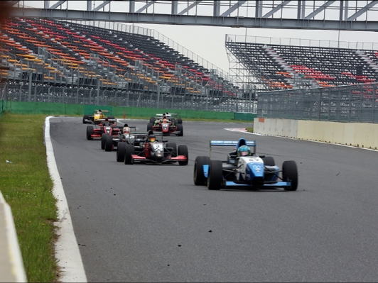 아시아 포뮬러 르노 레이스1 결승, 조쉬 버튼 종합 우승 국내 드라이버 김학겸, B클래스 우승으로 자신감을 얻다