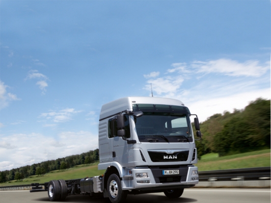 만트럭버스코리아, 2016 부산국제모터쇼에서 MAN TGM 중형 카고, MAN TGS 27톤 신형 덤프 공개