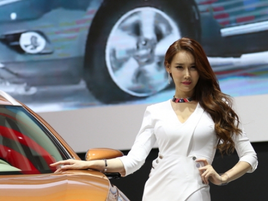 [포토]남심 사로잡는 매혹적인 눈빛 레이싱모델 이효영!