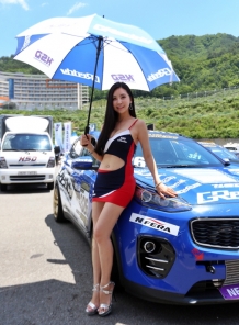 [포토]앙증맞고 귀여운 포즈를 취하는 레이싱모델 이다령