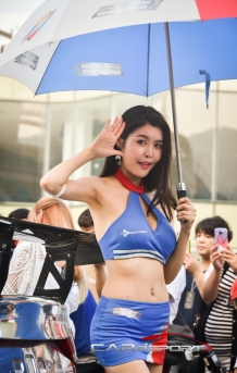 [포토] 화려하게 변신한 레이싱모델 윤선희
