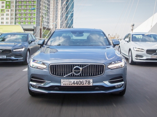 [시승기] 준중형 세단의 기준이 달라졌다. 젠틀맨 세단 S90