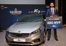 KBO리그 MVP 니퍼트 선수에게 친환경차 K7 하이브리드 제공