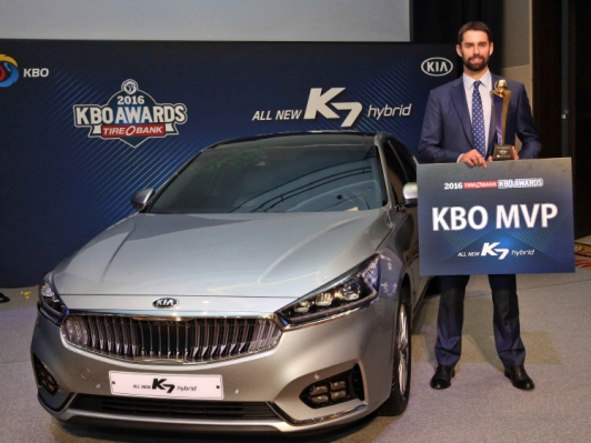 KBO리그 MVP 니퍼트 선수에게 친환경차 K7 하이브리드 제공