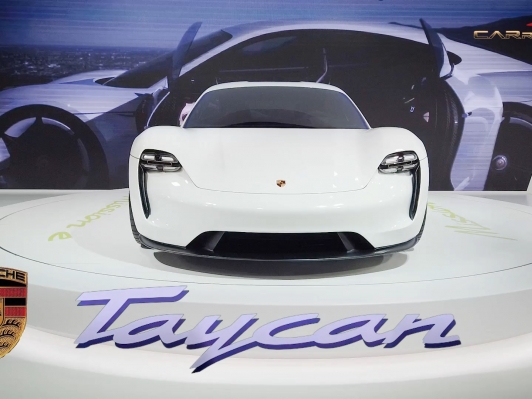 포르쉐 전기 스포츠카 타이칸(Porsche Taycan) 