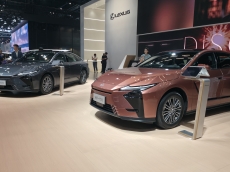 “이게 그 ES 맞아? 완전히 새로워졌다