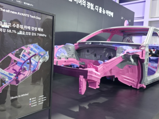 '눈으로만 보던 기술을 직접 만져보다' 현대차가 공개한 8세대 디 올 뉴 아반떼의 진짜 경쟁력